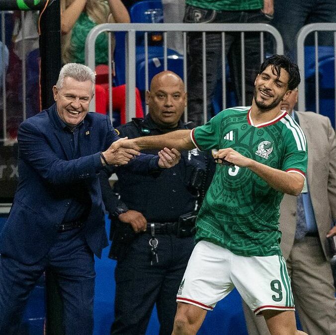 Javier Aguirre y Raúl Jiménez en partido amistoso (Fotografía: Imago7)