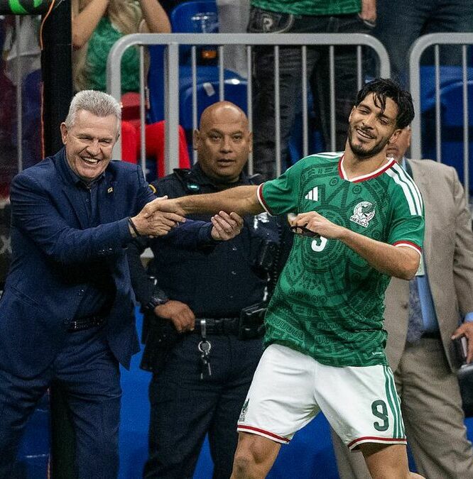 Javier Aguirre y Raúl Jiménez en partido amistoso (Fotografía: Imago7)