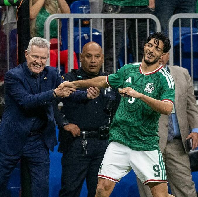 Javier Aguirre y Raúl Jiménez en partido amistoso (Fotografía: Imago7)