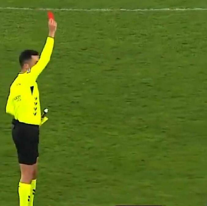 Jugador es expulsado por apurar al árbitro / Captura de pantalla