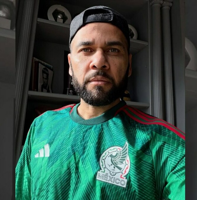 Dani Alves presumió una foto con la playera de México (Instagram @danialves)