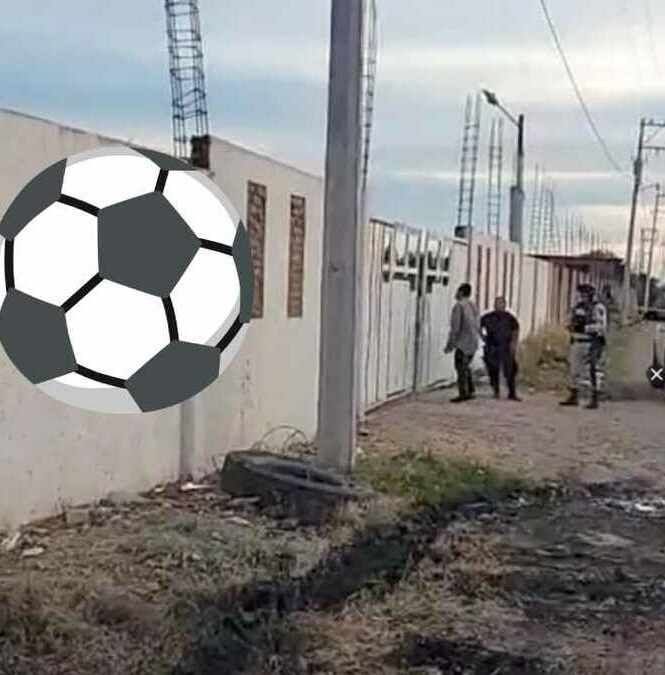 Elementos de seguridad custodian el campo de fútbol en la comunidad de Loma de Flores tras el ataque armado que dejó 11 víctimas (Especial)