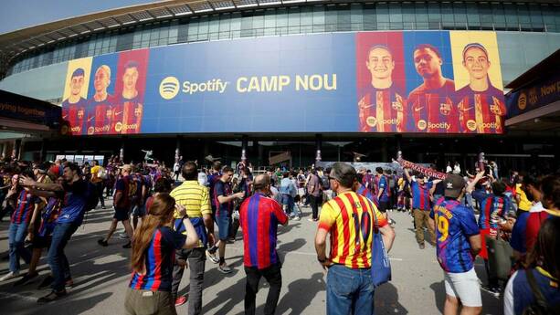 Fans del Barcelona afuera de Camp Nou (Reuters)