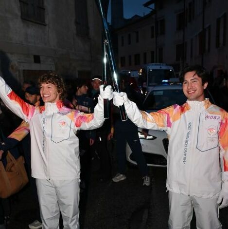 Hudson Williams y Connor Storrie llevan la antorcha olímpica en Italia | Foto: HBO Italia | Instagram.