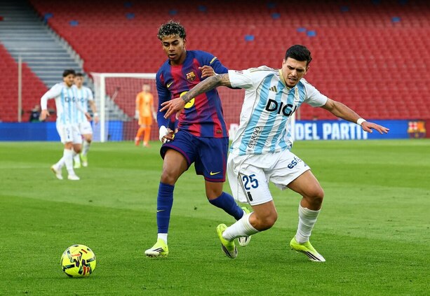 Lamine Yamal y Javi López en el Barcelona vs. Real Oviedo (Reuters)