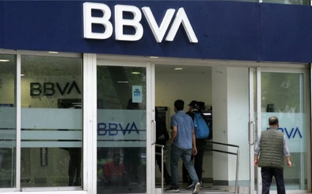 El banco BBVA podría cerrar algunas cuentas. (Foto: Especial)