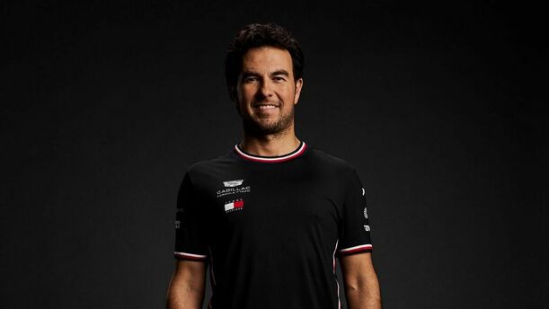 Cadillac presenta las playeras que usará Checo Pérez y Valtteri Bottas en temporada 2026 | Foto: Cadillac