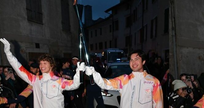 Hudson Williams y Connor Storrie llevan la antorcha olímpica en Italia | Foto: HBO Italia | Instagram.