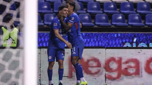 José Paradela celebra su anotación del triunfo para Cruz Azul (Imago7)
