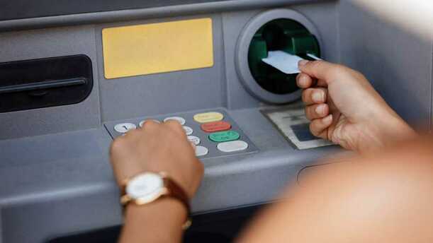 Se ha reportado que los cajeros entregan billetes falsos (Freepik)