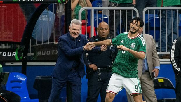 Javier Aguirre y Raúl Jiménez en partido amistoso (Fotografía: Imago7)