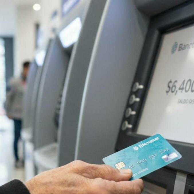 Persona utilizando la tarjeta del Banco del Bienestar en un cajero automático para cobrar el apoyo (mediotiempo IA)