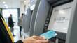 Persona utilizando la tarjeta del Banco del Bienestar en un cajero automático para cobrar el apoyo (mediotiempo IA)