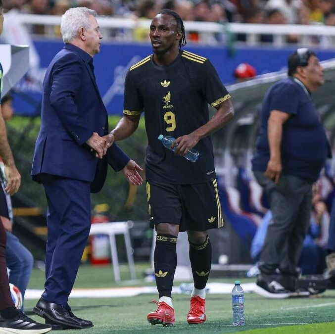 Javier Aguirre y Julián Quiñones en 2025 (Mexsport)