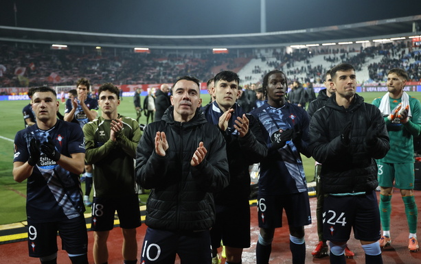 Jugadores del Celta aplauden junto a su afición (Fotografía: EFE)