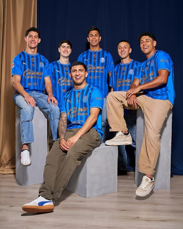 Jugadores de Chivas posan con el nuevo jersey azul del club (Chivas)