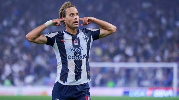 Sergio Canales rinde homenaje a Chupete Suazo (Mexsport)