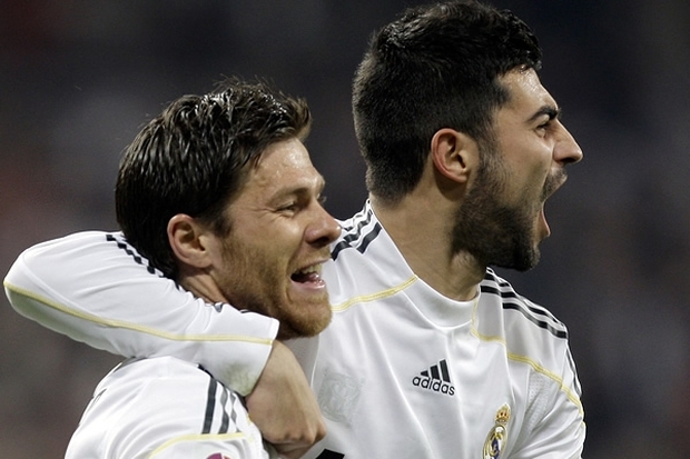 Xabi Alonso celebra con Arbeola el del empate.