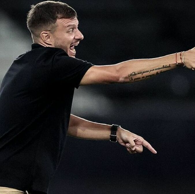 Anselmi festejó la goleada de forma exagerada. (Foto: Especial)