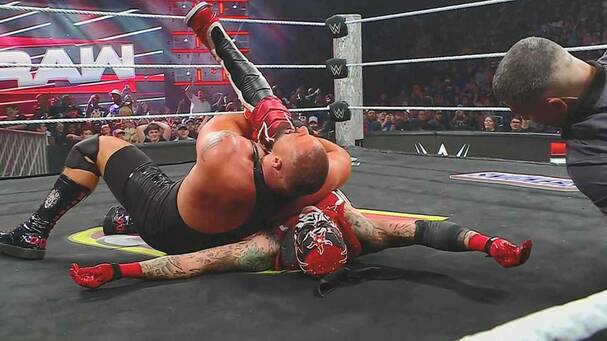 Penta Zero Miedo es sometido por Bron Breakker (Captura)