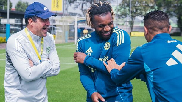 Allan Saint-Maximin con André Jardine y Jonathan dos Santos (@ClubAmerica)