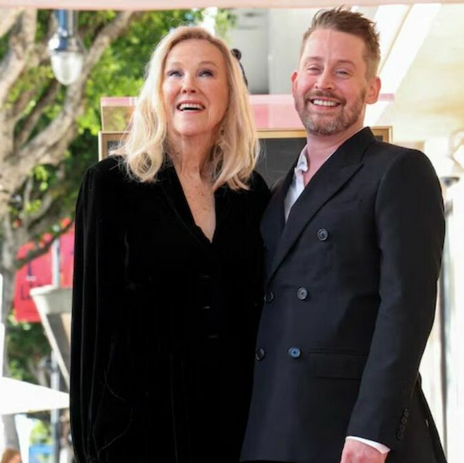 Catherine O'Hara y Macaulay Culkin (Reuters)