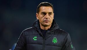 Francisco Rodríguez Vílchez, técnico de Santos, se disculpó con la afición (Mexsport)