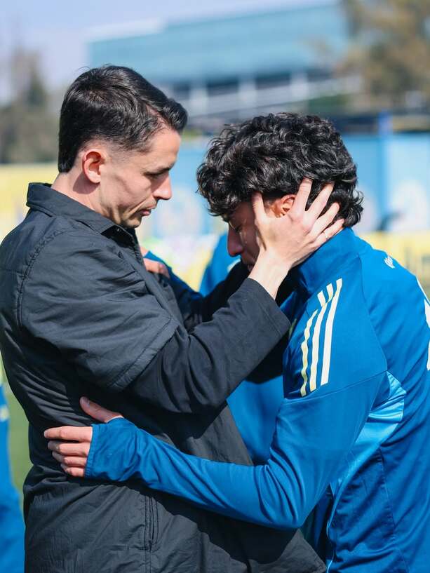 Álvaro Fidalgo consuela a Alejandro Zendejas en la despedida del jugador español.