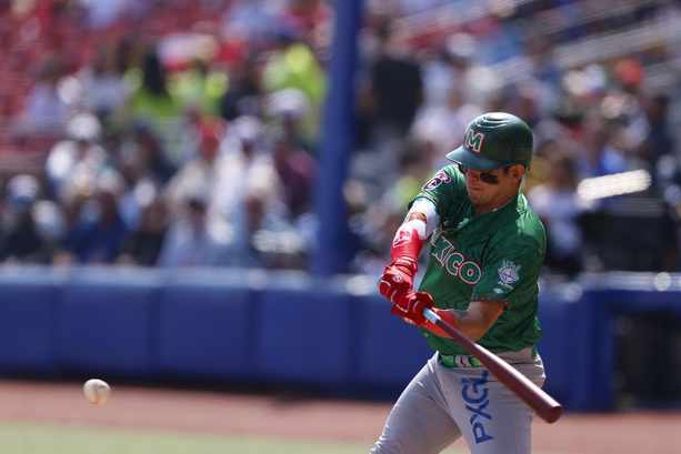 Víctor Mendoza bateó en el inicio de la Serie del Caribe (Fotografía: EFE)
