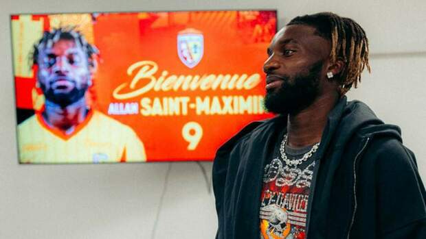 Allan Saint-Maximin ha recibido muchas críticas de los aficionados (@RCLens)