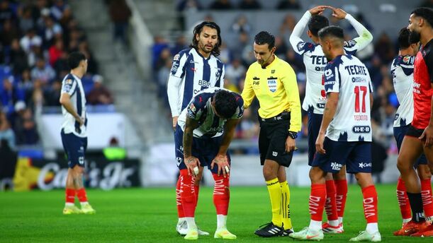 Carlos Salcedo abandonó el terreno de juego por dolencias (Fotografía: Imago 7)
