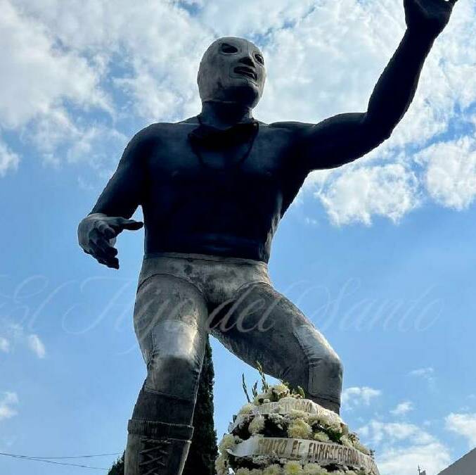 Roban placa conmemorativa de estatua de El Santo / Mexsport