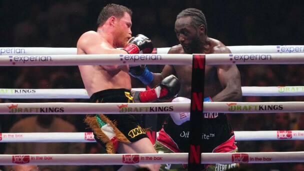 Terence Crawford y Canelo Álvarez en su pelea (Reuters)