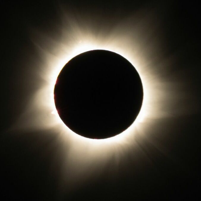 ¿En dónde podrá verse el eclipse solar de febrero?| Foto: CANVA