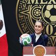 Claudia Sheinbaum con el Trionda, balón del Mundial 2026 (Reuters)