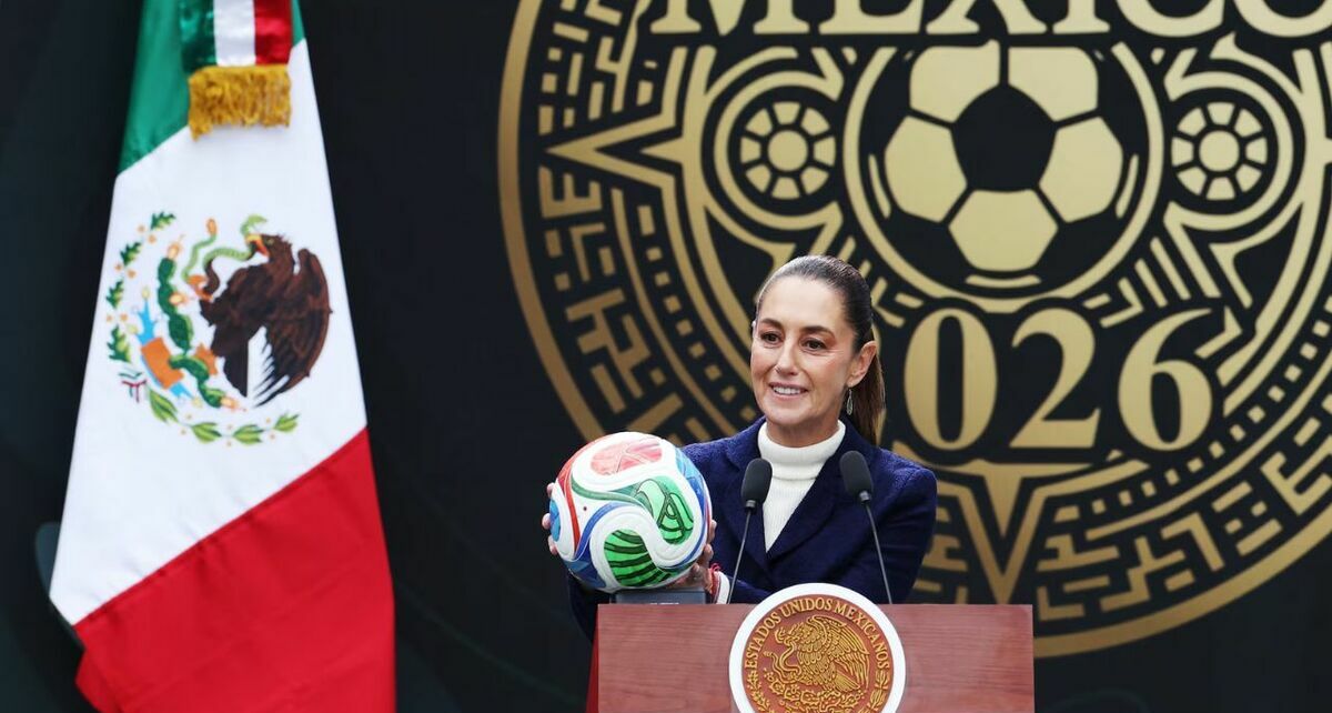 Claudia Sheinbaum con el Trionda, balón del Mundial 2026 (Reuters)