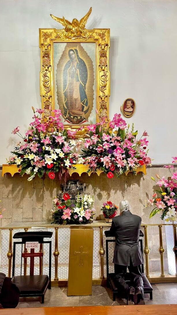 El Hijo del Santo recordó a su padre en un acto íntimo en la Iglesia de San Hipólito (Fotografía: Olga Hirata)