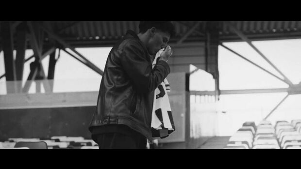 Jorge Sánchez aparece en el video dándole beso al jersey de su nuevo equipo. (Foto: captura de pantalla)