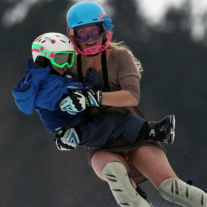 Sarah Schleper cargando en brazos a Lasse Gaxiola (FOTO: @OlimpismoMex)