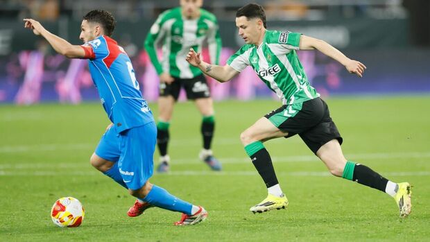 Álvaro Fidalgo disputando el balón con Koke (EFE)