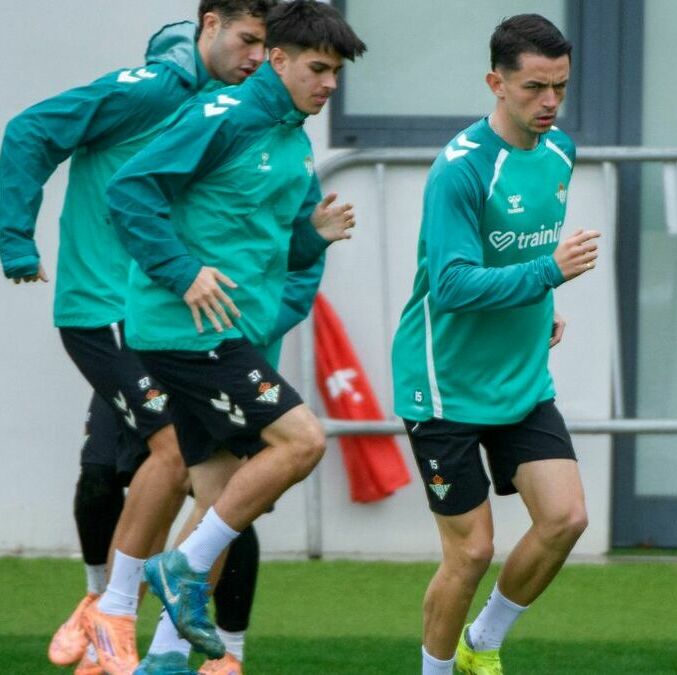 Álvaro Fidalgo entrenando con el Betis (EFE)