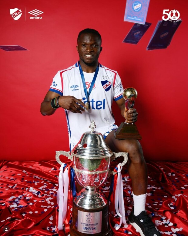 Christian Ebere celebra un título con Nacional de Uruguay (Fotografía instagram c_ebere11)
