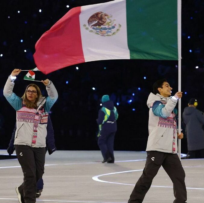 Donovan Carillo con la bandera de México en los Juegos Olímpicos de Invierno 2026 (Reuters)
