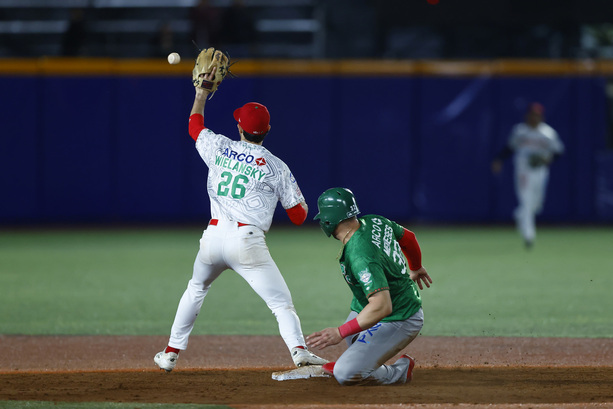 Joey Meneses durante un partido de la Serie del Caribe de Béisbol (Fotografía: EFE)