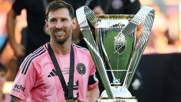Lionel Messi con el título de la MLS (Reuters)