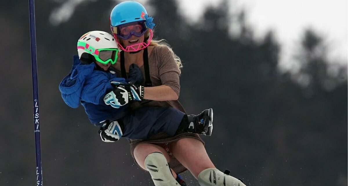 Sarah Schleper cargando en brazos a Lasse Gaxiola (FOTO: @OlimpismoMex)