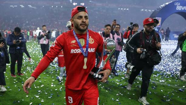 Alexis Vega carga el título de la Liga MX (Imago7)