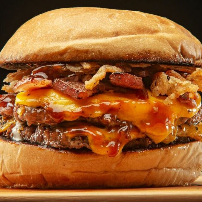 Cadena de hamburguesas ofrecerá un año de comida GRATIS a quienes acierten al resultado del Super Bowl 2026. (Especial).