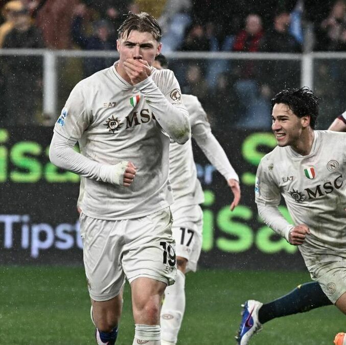 Napoli derroto de visita al Genoa (Fotografía: EFE)