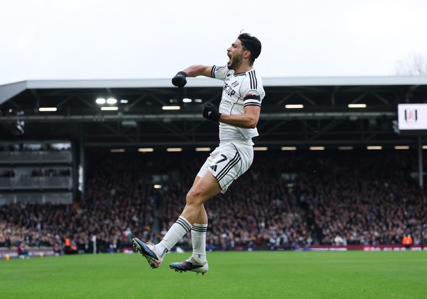 Raúl Jiménez ante el Everton (Reuters)